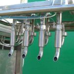 Vier Flaschen pro Vorgang gleichzeitig mit Milchprodukte (Trinkmilch oder fruchthaltige Milchprodukte), Fruchtsäfte, oder Alkoholische Getränke gefüllt